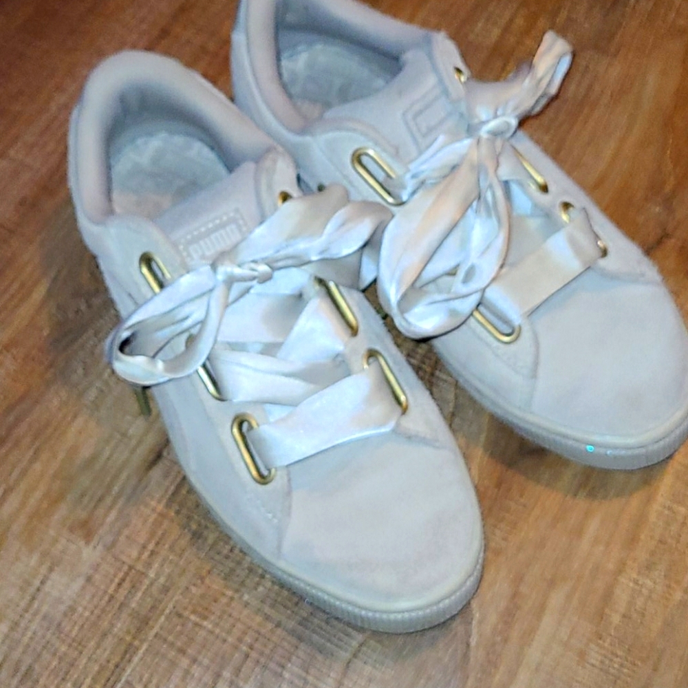 Suede Ribbon Pumas